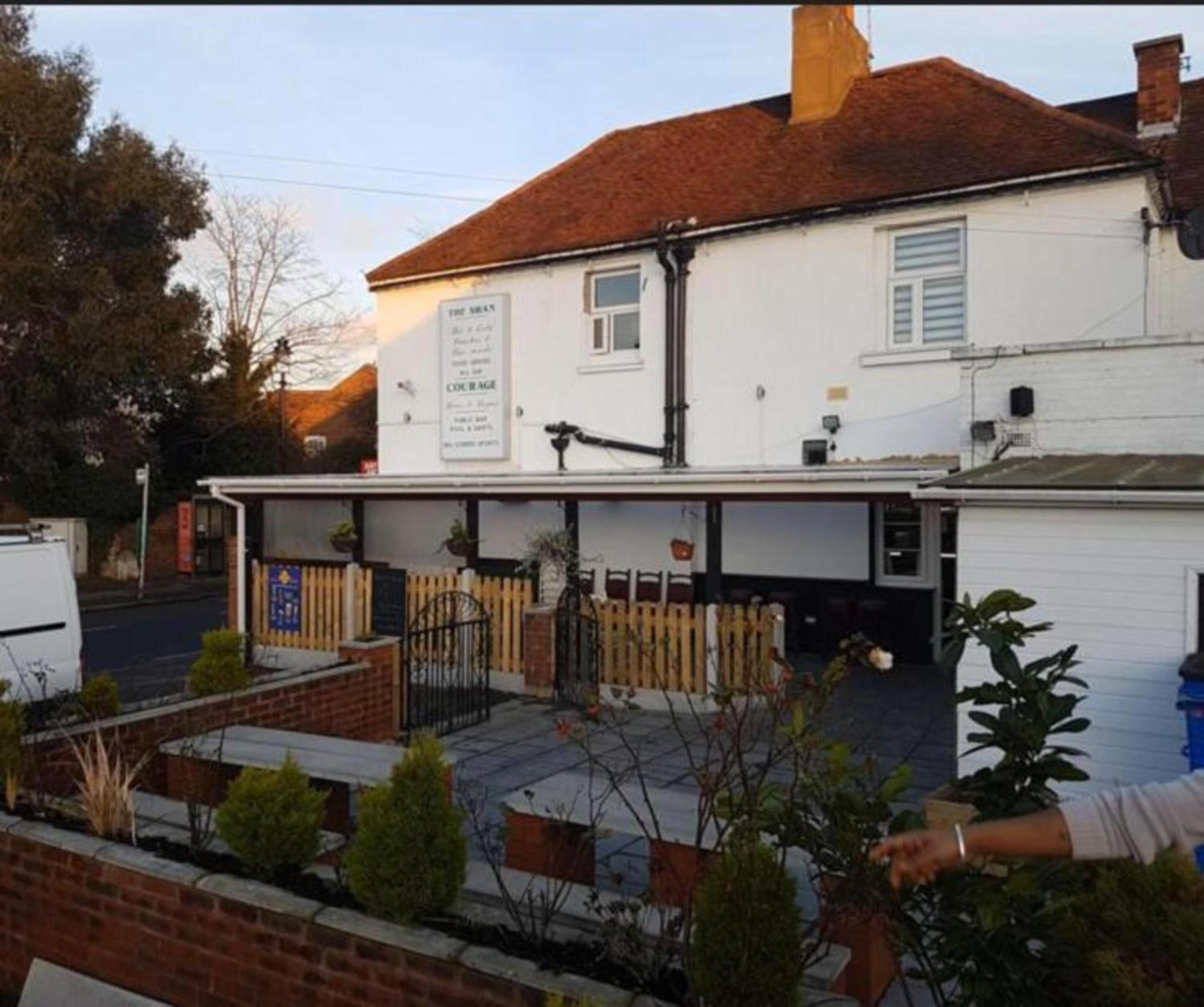 Swan Inn, Heathrow Airport Стэнвэлл Экстерьер фото