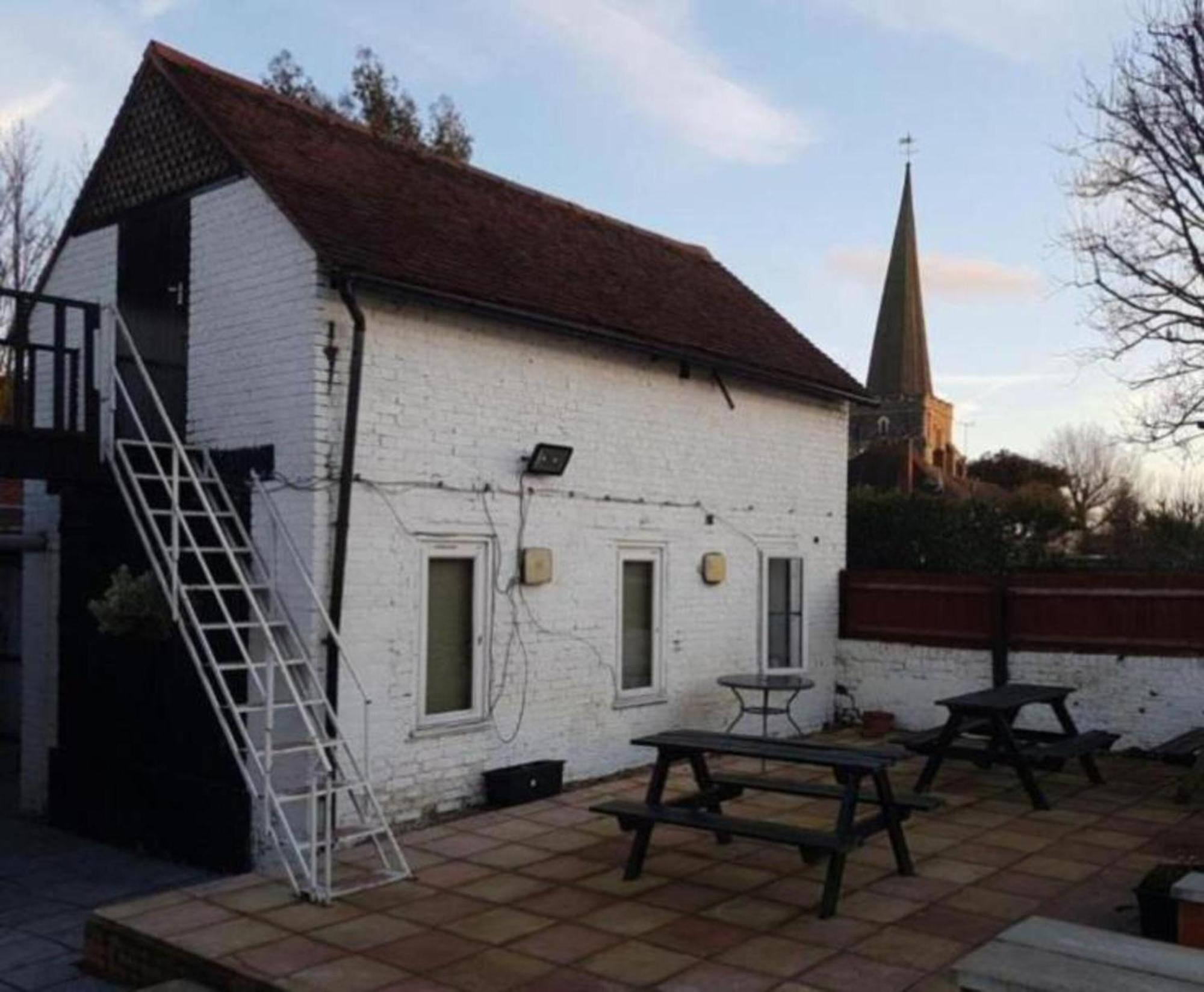 Swan Inn, Heathrow Airport Стэнвэлл Экстерьер фото